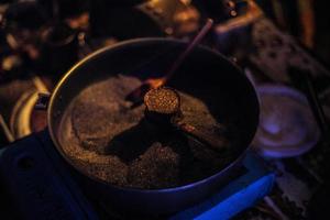 Kaffee auf Sand. Kaffeemaschine beim Festival. Zubereitung eines starken Getränks. foto