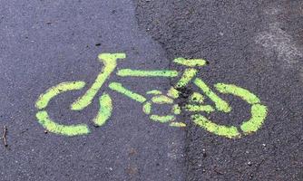 Bemalte Fahrradschilder auf Asphalt in den Straßen der Stadt in Deutschland. foto