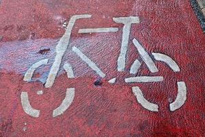 Bemalte Fahrradschilder auf Asphalt in den Straßen der Stadt in Deutschland. foto