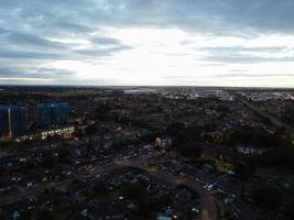 Luftbild aus dem hohen Winkel der Stadt Luton in England bei Sonnenuntergang. foto