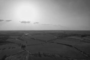 Hochwinkelige Luftaufnahme der britischen Stadt im alten klassischen Schwarz-Weiß-Stil foto