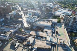 Drohnenansicht des hohen Winkels des Stadtzentrums von Luton und des Bahnhofs, Luton, England. luton ist eine Stadt und ein Bezirk mit dem Status einer einheitlichen Behörde in der zeremoniellen Grafschaft Bedfordshire foto