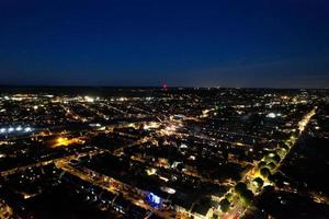 schöne hochwinkelansicht der stadt luton in england bei nacht, aufnahmen der drohne nach sonnenuntergang foto