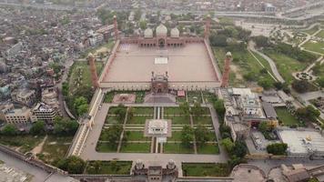 die königliche moschee in lahore, pakistan, aus der hochwinkelperspektive der drohne betrachtete moschee der moghul-ära in lahore, punjab, pakistan foto