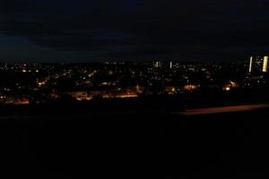 schöne luftaufnahme aus dem hohen winkel der britischen autobahnen und des verkehrs in der stadt luton in england uk nachts nach sonnenuntergang foto