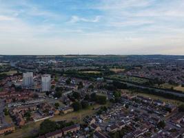 Luftbild von Luton City of England UK bei Sonnenuntergang, bunte Wolken High Angle Footage von Drohnen aufgenommen foto