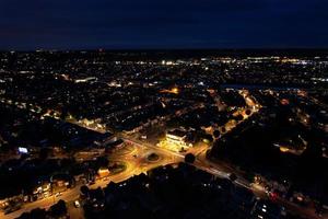 Wunderschöne Luftnachtansicht der beleuchteten Stadt Luton in England, Großbritannien, Aufnahmen aus dem hohen Winkel der Drohne. foto