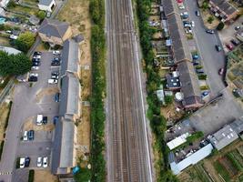 Hochwinkel-Luftaufnahmen von Bahngleisen am zentralen Bahnhof Luton City in England, Großbritannien foto