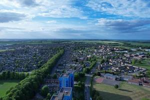 luftaufnahmen von drohne hochwinkelansicht von london luton city of england und wohngebäuden foto