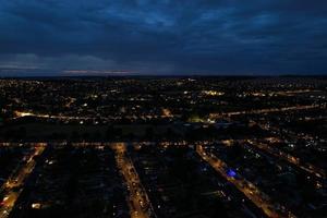 Schöne Nachtluftaufnahme von beleuchteten Straßen und Häusern über der Stadt Luton in England, Großbritannien. High-Winkel-Aufnahmen foto