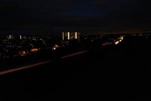 schöne luftaufnahme aus dem hohen winkel der britischen autobahnen und des verkehrs in der stadt luton in england uk nachts nach sonnenuntergang foto