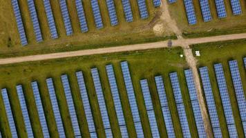 Luftaufnahmen aus der Vogelperspektive von grünen Energiequellen aus natürlichen Generatoren von Windkraftanlagen und Sonnenkollektoren in England, Großbritannien foto