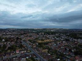 Luftbild aus dem hohen Winkel der Stadt Luton in England bei Sonnenuntergang. foto