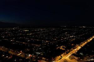 schöne hochwinkelansicht der stadt luton in england bei nacht, aufnahmen der drohne nach sonnenuntergang foto