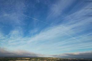 Luftbild von Wolken bei Sonnenaufgang über Großbritannien, Aufnahmen von Drohnen, schöner Morgen mit starkem Wind und sich schnell bewegenden Wolken foto