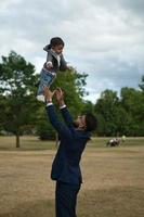 Der asiatische pakistanische Vater hält sein 11 Monate altes Kind im örtlichen Park foto