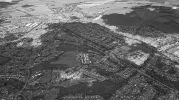 Klassische Schwarz-Weiß-Luftaufnahme aus dem hohen Winkel von Englands Landschaftsstadtbild foto