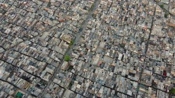 Blick aus der Vogelperspektive auf die Stadt Gujranwala und die Wohnhäuser in der überlasteten Luft von Punjab Pakistan foto