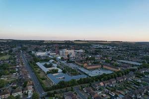 schöne luftaufnahme von north luton city of england bei sonnenuntergang foto