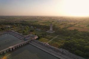 Hochwinkelige Luftaufnahme des historischen Mughals Hiran Minar und des Dorfes Sheikhupura Pakistan foto