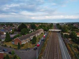 Hochwinkel-Luftbild von Bahngleisen am Bahnhof Leagrave Luton in England Großbritannien foto