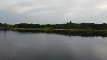 Luft- und Hochwinkelbild Süße Wasservögel schwimmen am schönen frühen Morgen bei Sonnenaufgang im stewartby-See von England foto