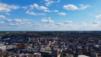 Luftaufnahmen Hochwinkelansicht der Stadt Luton in England und des Bahnhofs und des Zuges auf Gleisen foto