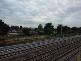 Hochwinkel-Luftbild von Bahngleisen am Bahnhof Leagrave Luton in England Großbritannien foto