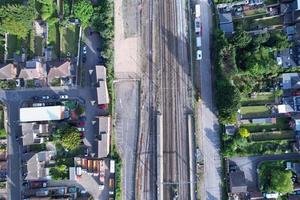Luftaufnahmen und Hochwinkelzug auf Gleisen am Bahnhof der Stadt Leagrave Luton und in der Stadt England Großbritannien foto