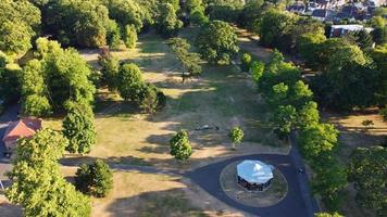 luftaufnahmen der hochwinkeldrohne von seewasservögeln britische gänse und möwen eilen zum essen im wardown park der stadt luton in england uk foto