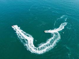 Hochwinkelaufnahmen und Luftaufnahme des Ozeans mit Hochgeschwindigkeitsbooten, die Leute haben Spaß und genießen das heißeste Wetter an der Strandpromenade von Bournemouth in England, Großbritannien. foto
