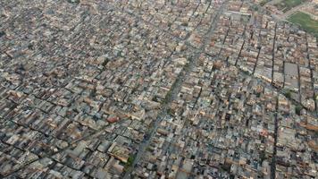 Blick aus der Vogelperspektive auf die Stadt Gujranwala und die Wohnhäuser in der überlasteten Luft von Punjab Pakistan foto