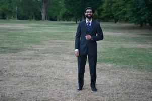 asiatischer Mann, der im örtlichen öffentlichen Park von Luton, England, Großbritannien, posiert foto