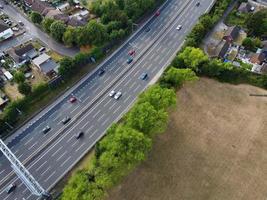 Hochwinkelige Luftaufnahme britischer Straßen und Hochgeschwindigkeitsautobahnen in Luton City of England UK foto