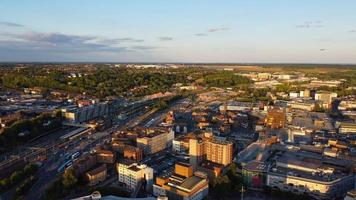 Drohnenaufnahmen aus dem hohen Winkel des Hauptbahnhofs von Luton und Luftaufnahme des Stadtzentrums von England, Großbritannien foto