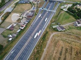 Luftaufnahme und Aufnahmen aus dem hohen Winkel des britischen Autobahnkreuzes der M1-Kreuzung 11a in der Stadt North Luton in England, Großbritannien. foto