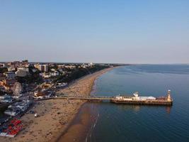 High Angle Sea View Beach Front mit Menschen in der Stadt Bournemouth in England, Großbritannien, Luftaufnahmen des britischen Ozeans foto