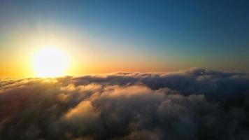 dramatischer himmel und sich bewegende wolken über der stadt luton in england. britische Stadt foto