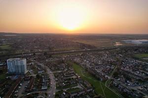 wunderschöne luftaufnahme der stadt luton in england uk bei sonnenuntergang, bunte wolken hochwinkelaufnahmen von drohne foto