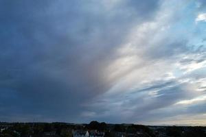 schöne luftaufnahme von wolken bei sonnenuntergang über der stadt luton in england großbritannien foto