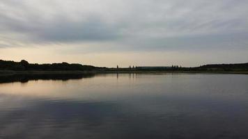 Luft- und Hochwinkelbild Süße Wasservögel schwimmen am schönen frühen Morgen bei Sonnenaufgang im stewartby-See von England foto