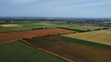 Luftaufnahmen aus der Vogelperspektive von grünen Energiequellen aus natürlichen Generatoren von Windkraftanlagen und Sonnenkollektoren in England, Großbritannien foto