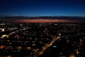 schöne hochwinkelansicht der stadt luton in england bei nacht, aufnahmen der drohne nach sonnenuntergang foto