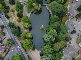 Hochwinkel- und Luftaufnahmen des öffentlichen Parks mit freiem Zugang in Luton, England, Großbritannien foto