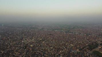 Blick aus der Vogelperspektive auf die Stadt Gujranwala und die Wohnhäuser in der überlasteten Luft von Punjab Pakistan foto