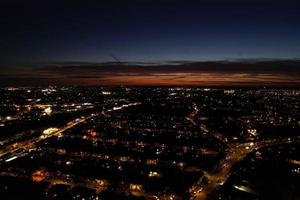 schöne hochwinkelansicht der stadt luton in england bei nacht, aufnahmen der drohne nach sonnenuntergang foto