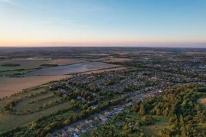 wunderschöne luftaufnahme der stadt luton in england uk bei sonnenuntergang, bunte wolken hochwinkelaufnahmen von drohne foto