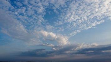 der schöne sonnenaufgang und die bunten wolken, die luftaufnahme und die hochwinkelansicht, die von der drohne in england uk aufgenommen wurden foto