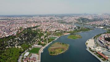 luftaufnahme der stadt bosporus und brücke in istanbul türkei foto