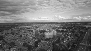 Klassische Schwarz-Weiß-Luftaufnahme aus dem hohen Winkel von Englands Landschaftsstadtbild foto